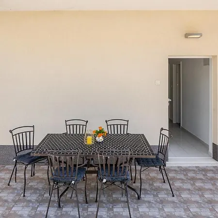 Lu Apartment Split